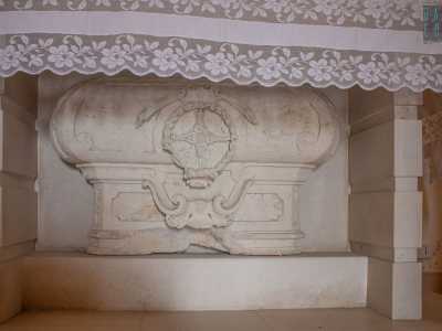 L�altare riunisce elementi di epoche diverse. La parte superiore � di realizzazione recente, mentre la struttura inferiore in pietra sembra riferirsi alla prima fase di vita della chiesa
